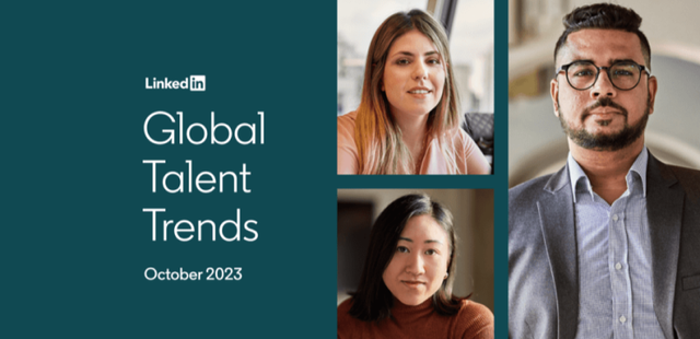 Recruiter, der in einem Café an einem Laptop arbeitet